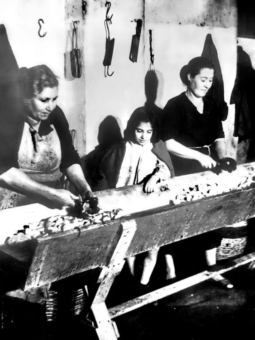Lavorazione della buccia al banco, con le ceste di vimini